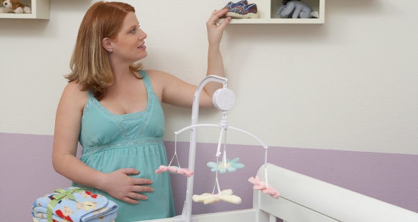 Embarazada preparando la habitación del bebe