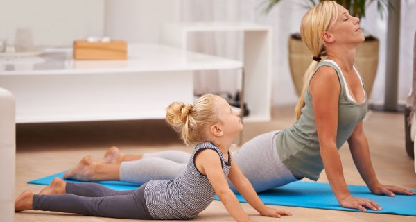 Madre e hija haciendo yoga