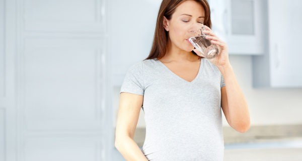 Embarazada bebiendo agua