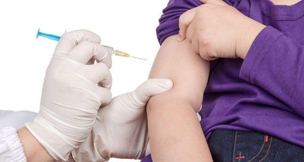 Vacunando a un niño
