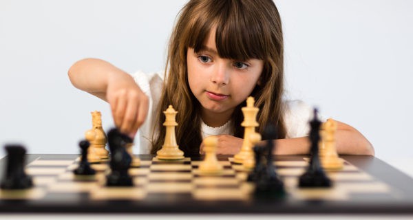 niña jugando al ajedrez