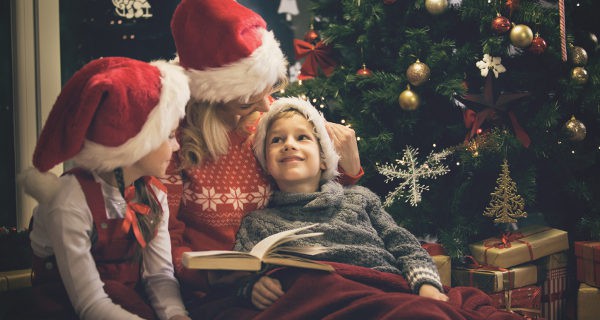 Familia leyendo un cuento en Navidad