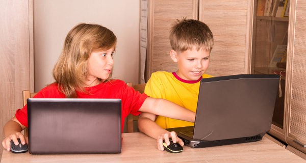 niños en el ordenador