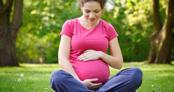 embarazada sentada en el parque
