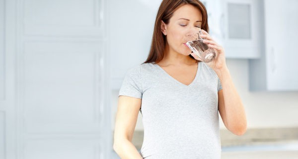 embarazada bebiendo agua