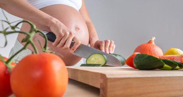 embarazada preparando comida