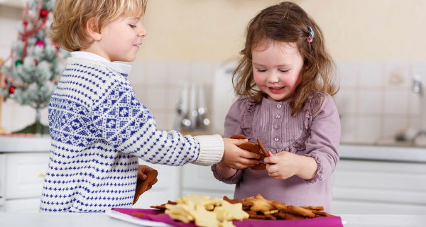niños haciendo galletas