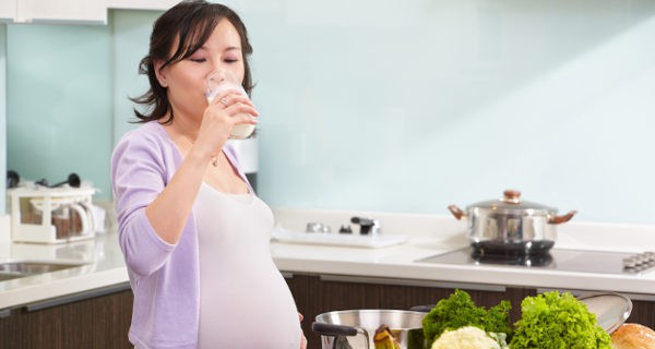 Embarazada bebiendo un vaso de leche
