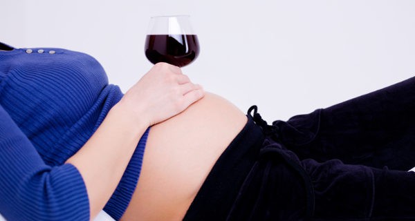 embarazada bebiendo alcohol