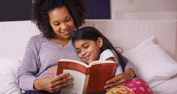madre e hija leyendo