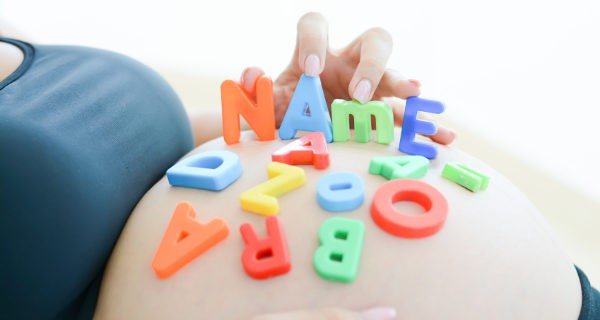 embarazada pensando en el nombre del bebé