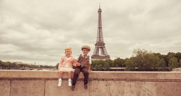 niños frente a la Torre Eiffel