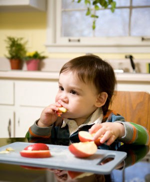 bebé comiendo fruta