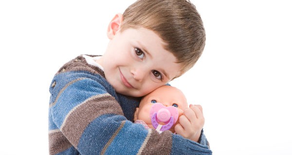 niño abrazando una muñeca