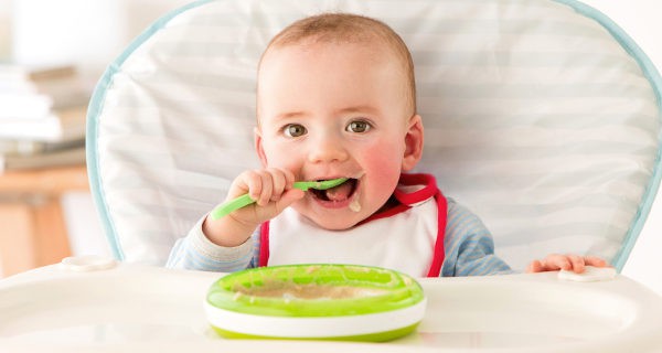 bebé comiendo papilla