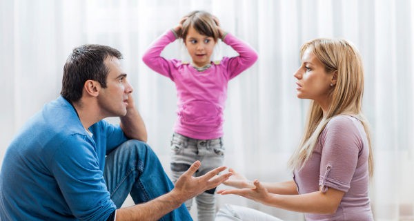 hija con padres discutiendo