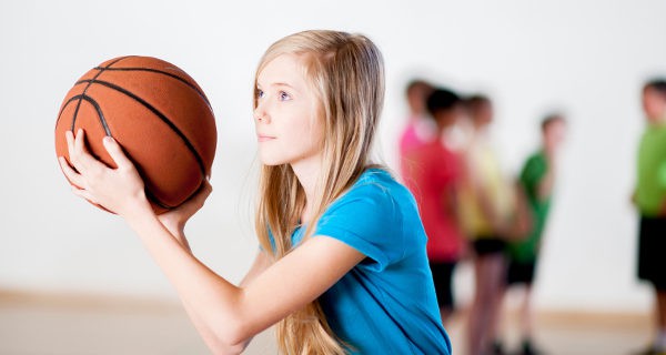 niña jugando al baloncesto