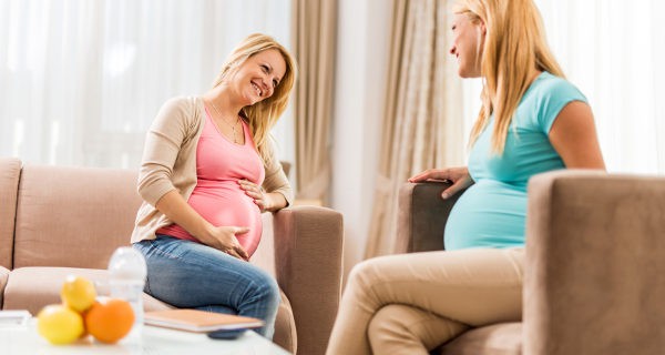 mujeres embarazadas hablando