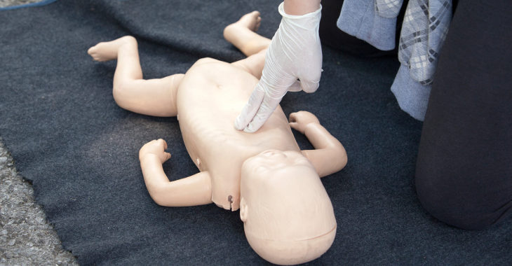 Las compresiones pectorales ayudarán a expulsar el objeto que obstruye la respiración del bebé