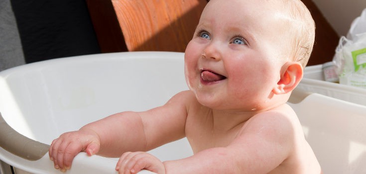 No es necesario bañar al bebé a diario porque le reseca la piel, basta con limpiarle la zona genital