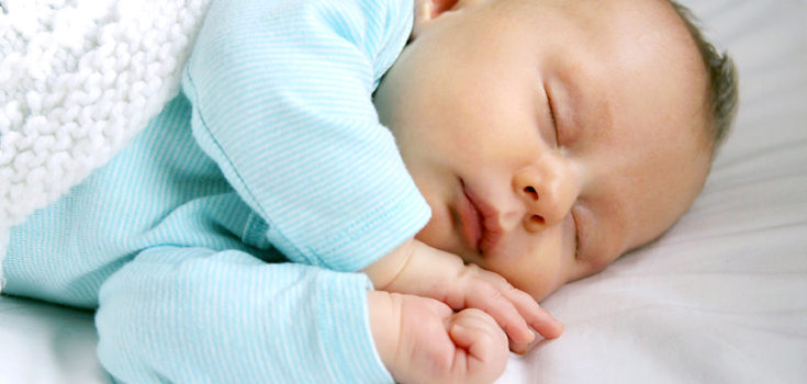 A los 6 meses notaremos cómo el bebé duerme más horas seguidas por la noche