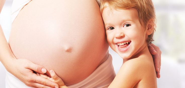 El cambio más notorio en un embarazo múltiple es que la barriga crece muy rápido