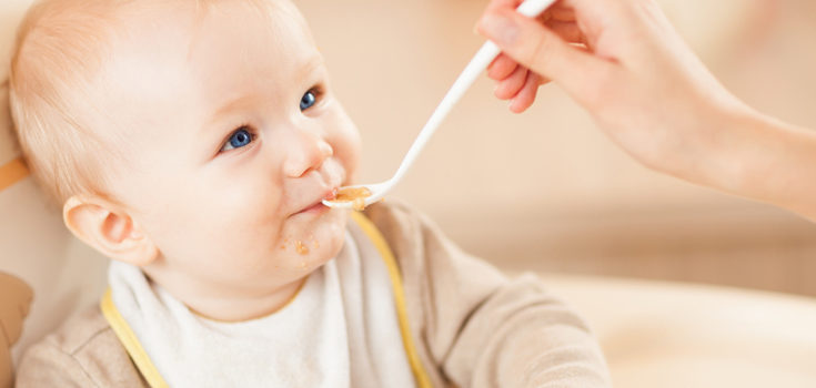 No debemos quitar la comida al niño, si tiene sobrepeso preguntaremos al pediatra