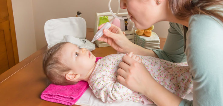 El suero fisiológico es muy útil para limpiar la nari de los bebés y niños pequeños