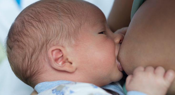 La boca del bebé debe abarcar toda la aureola para evitar molestias y grietas