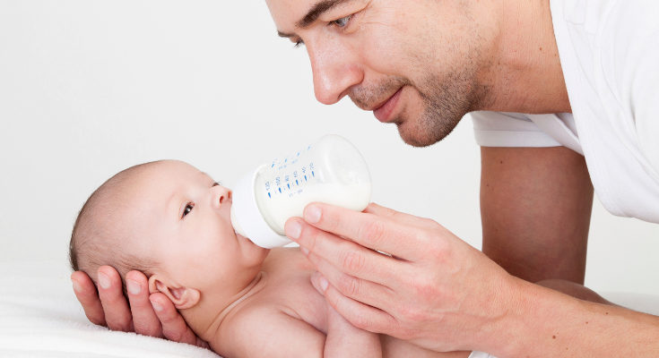 La leche de fórmula se hace a partir de leche de vaca, adaptándola al organismo del bebé