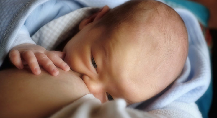 Se cree que estando resfriadas generamos anticuerpos que sí son transmitidos al bebé