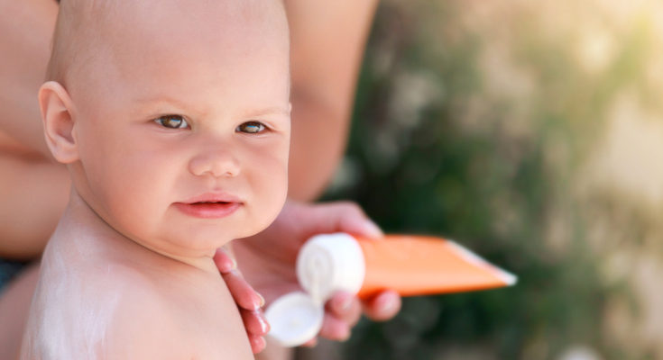 Antes de los 6 meses no debemos aplicar crema solar en bebés