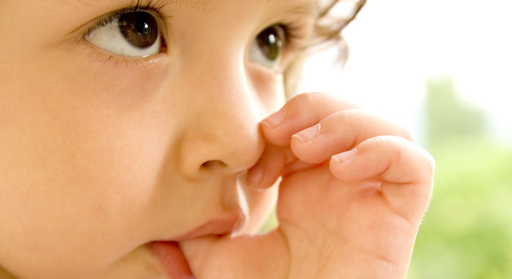 Muchos niños llevan el dedo a la boca para dormir