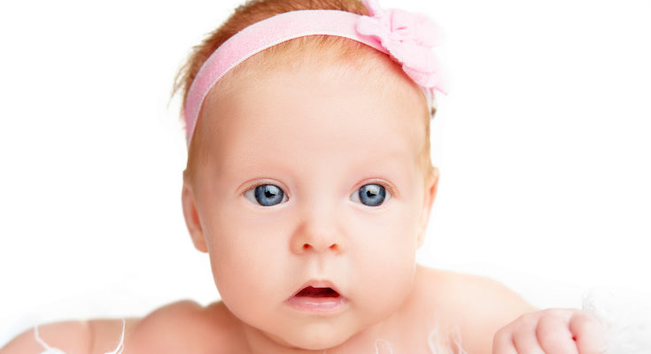 De recién nacidos no debemos poner cintas en la cabeza a los bebés