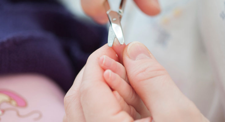 Mucha gente opta por cortarles las uñas cuando está el bebé dormido