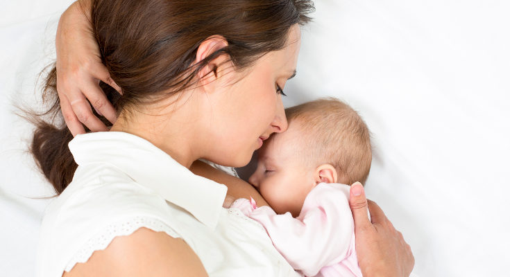 El bebé deberá consumir leche sin lactosa para evitar su malestar