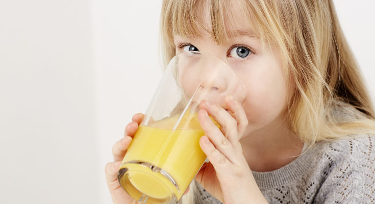 Para combatir la cetosis se recomienda dar muchos zumos al niños