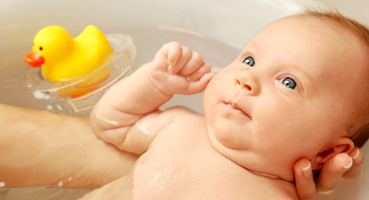 El baño es un momento de relajación para el bebé