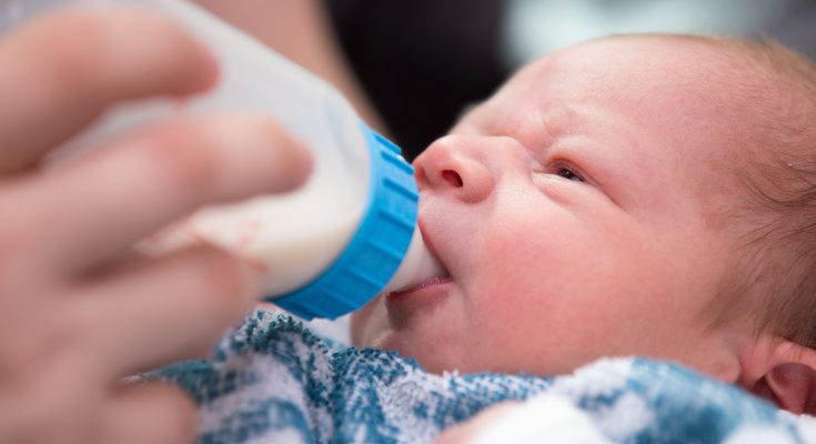 Es importante hidratar bien al bebé con leche si tiene fiebre