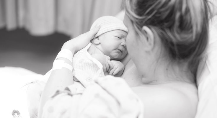 El bebé puede reconocer desde dentro a las personas que pasan tiempo con la madre