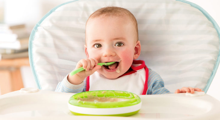 Tu bebé pondrá todo perdido con la comida, pero es natural y así va aprendiendo, ¡no te enfades!