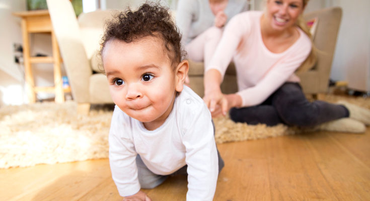 Gatear trae a los bebés muchos beneficios más allá de su desarrollo motor