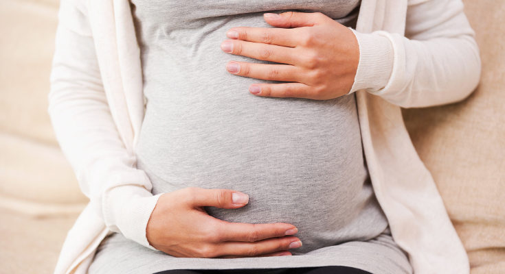 La placenta previa es más común en embarazos de edad avanzada y en mujeres fumadoras