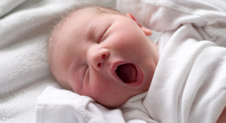 Los recién nacidos tienen un sueño muy irregular, normalmente duermen menos de 2 horas seguidas
