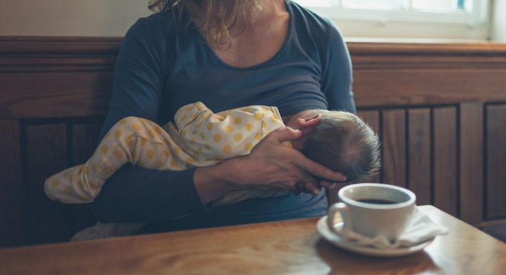 Evita abusar del café durante la lactancia para que tu bebé no reciba la cafeína