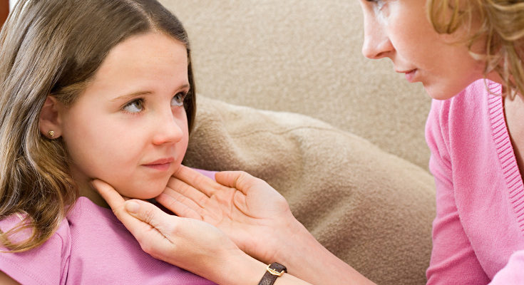 La mononucleosis es más común en adolescentes y jóvenes, pero puede contagiarse en niños