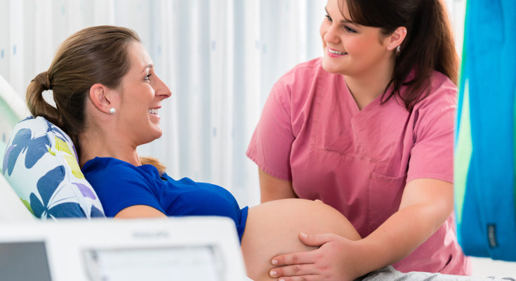 La matrona o comadrona es una enfermera especializada en asistencia en embarazos y partos