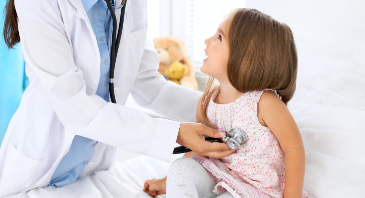 Quizá nuestro hijo o hija necesite que el pediatra le haga un seguimiento con el paso de los años