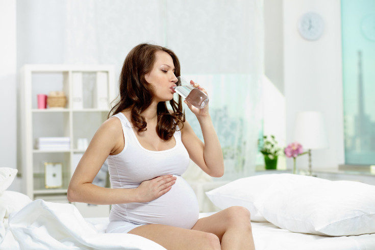 Mantente hidratada por dentro y por fuera durante el embarazo para incrementar la elasticidad de la piel
