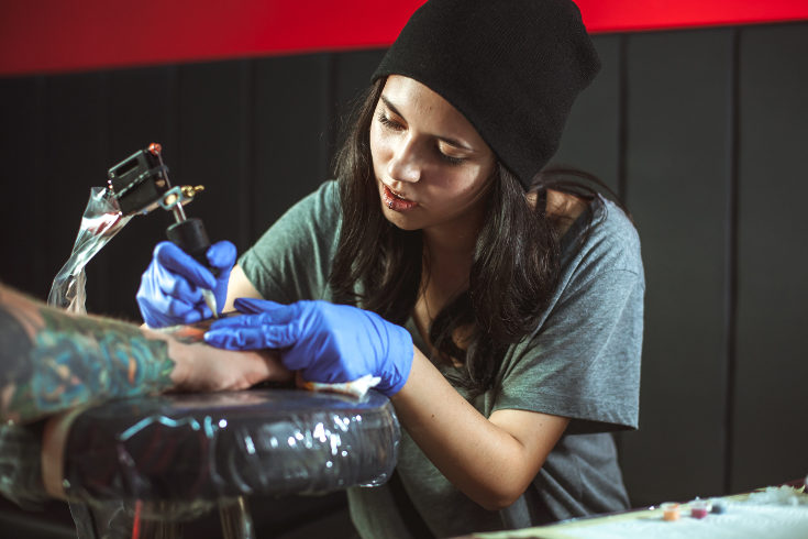 Pregunta a tu tatuador o tatuadora sobre qué productos ayudarán a mantenerse firme el tatuaje de la barriga
